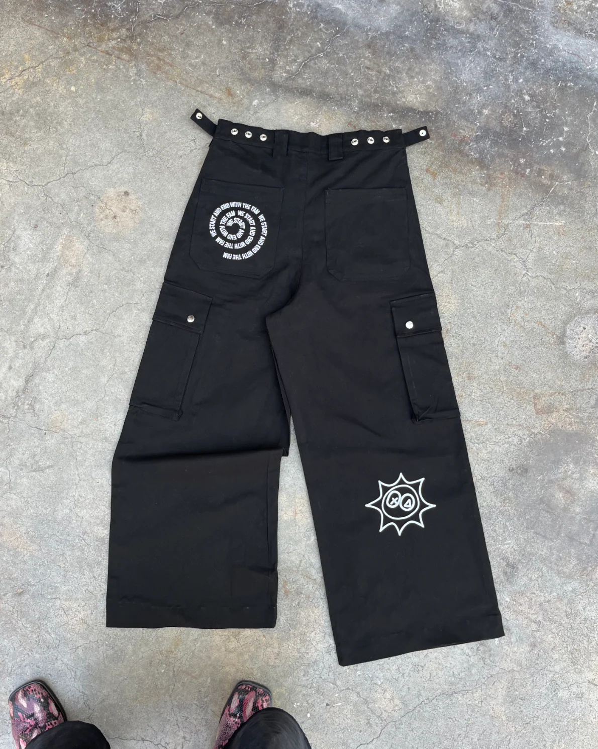 Black doodle cargo pants - Image 4