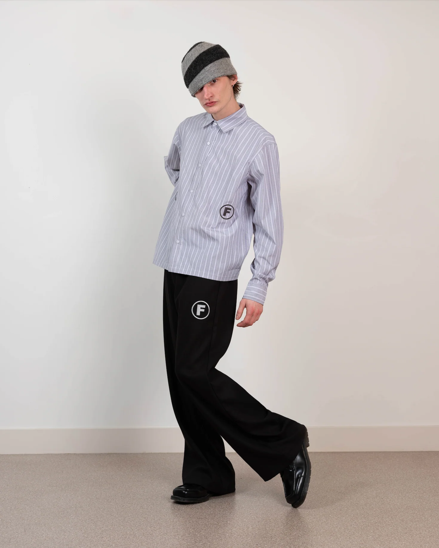 striped f circle shirt grey - Image 2